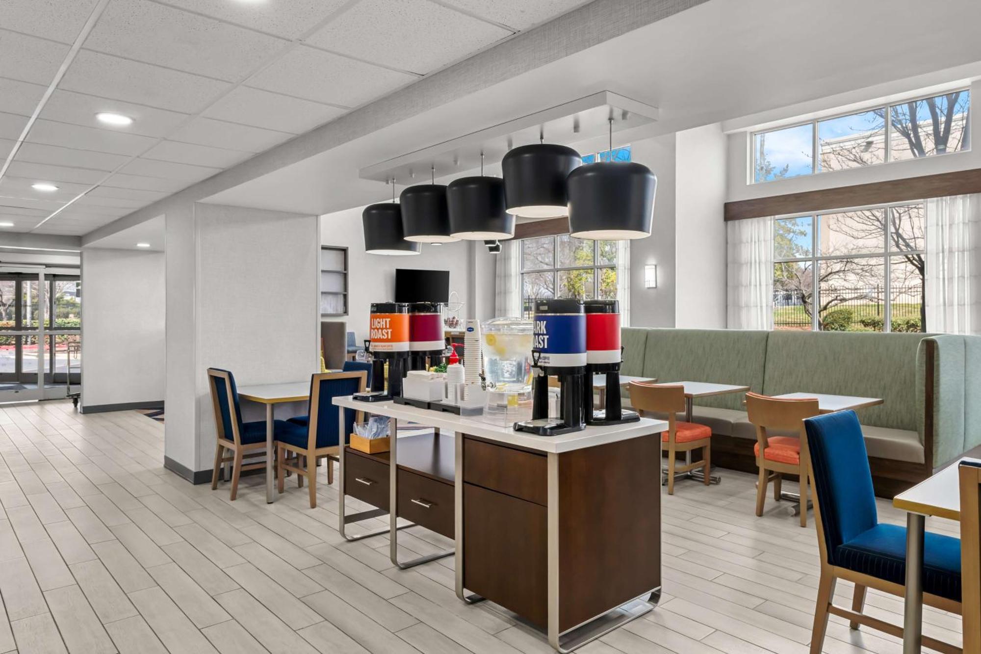 Hampton Inn & Suites Charlotte-Airport Екстериор снимка